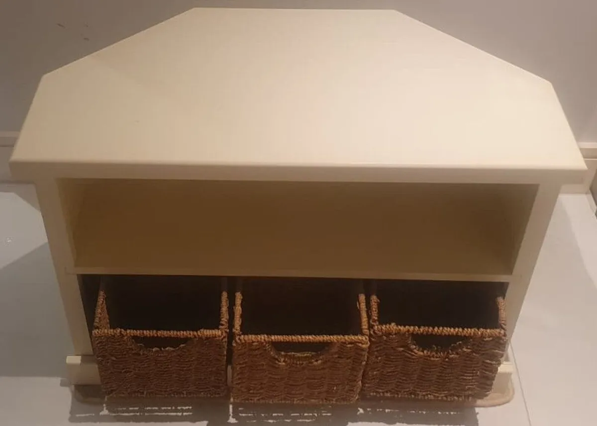 📺 Charming TV & Storage Unit + Wicker Baskets 📺 - Image 3