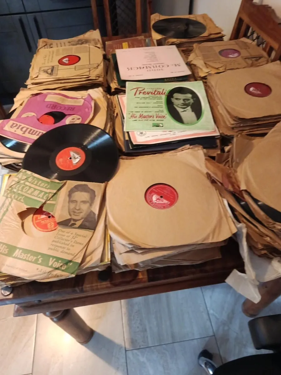 Large vintage collection of approximately 450–540 - Image 1