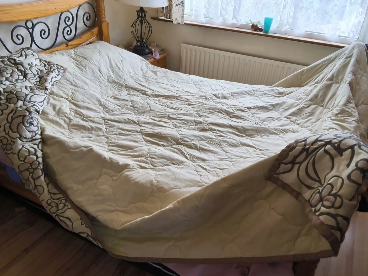 Extra large vintage bedspread new condition - Image 2
