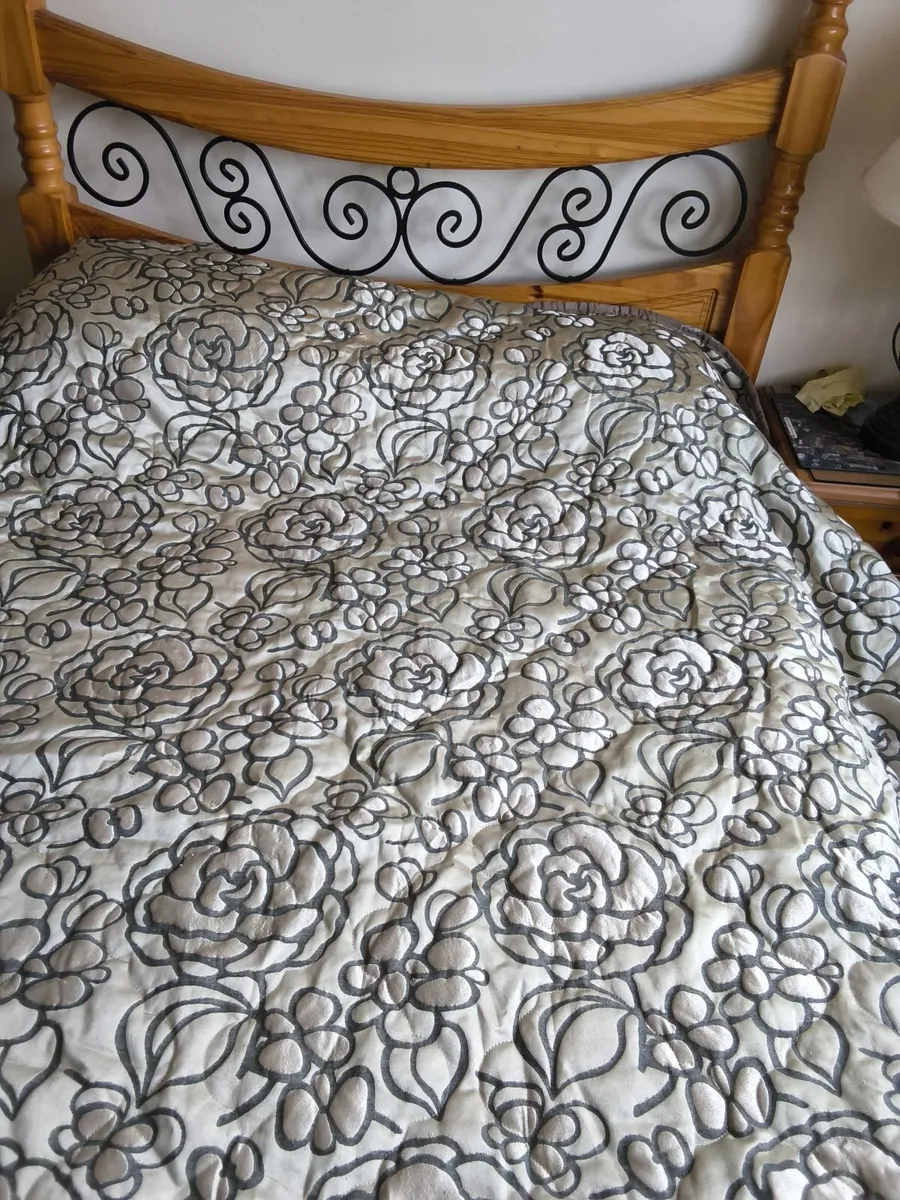 Extra large vintage bedspread new condition - Image 4