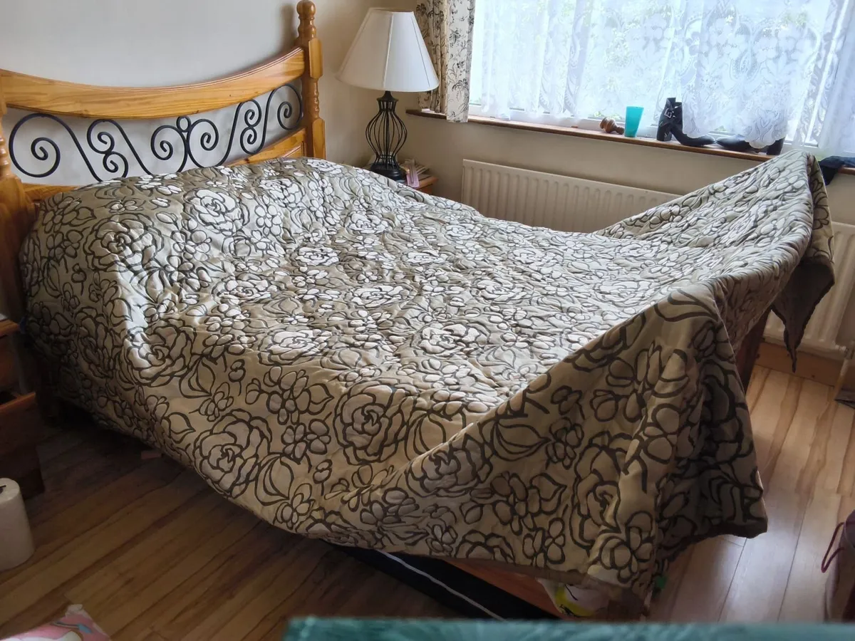 Extra large vintage bedspread new condition - Image 3