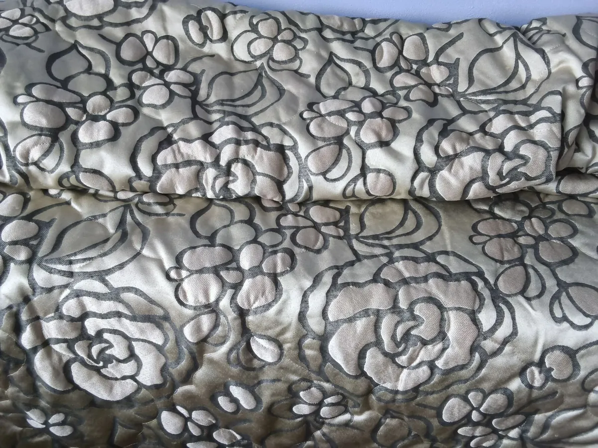 Extra large vintage bedspread new condition - Image 1