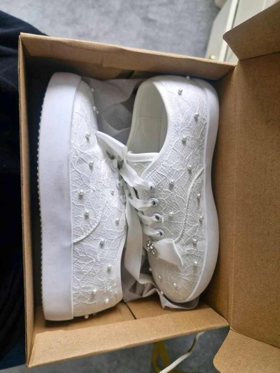 White girl runners with pearls - Image 1