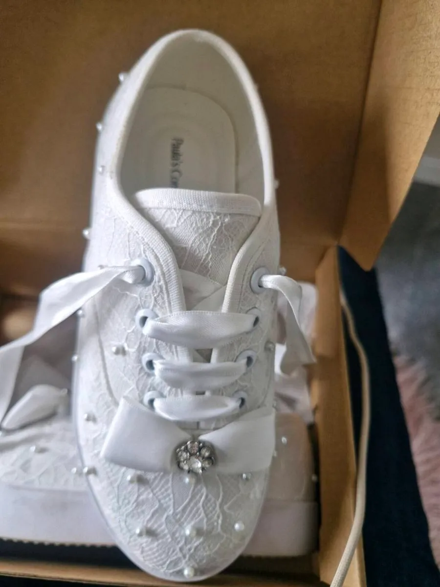 White girl runners with pearls - Image 2