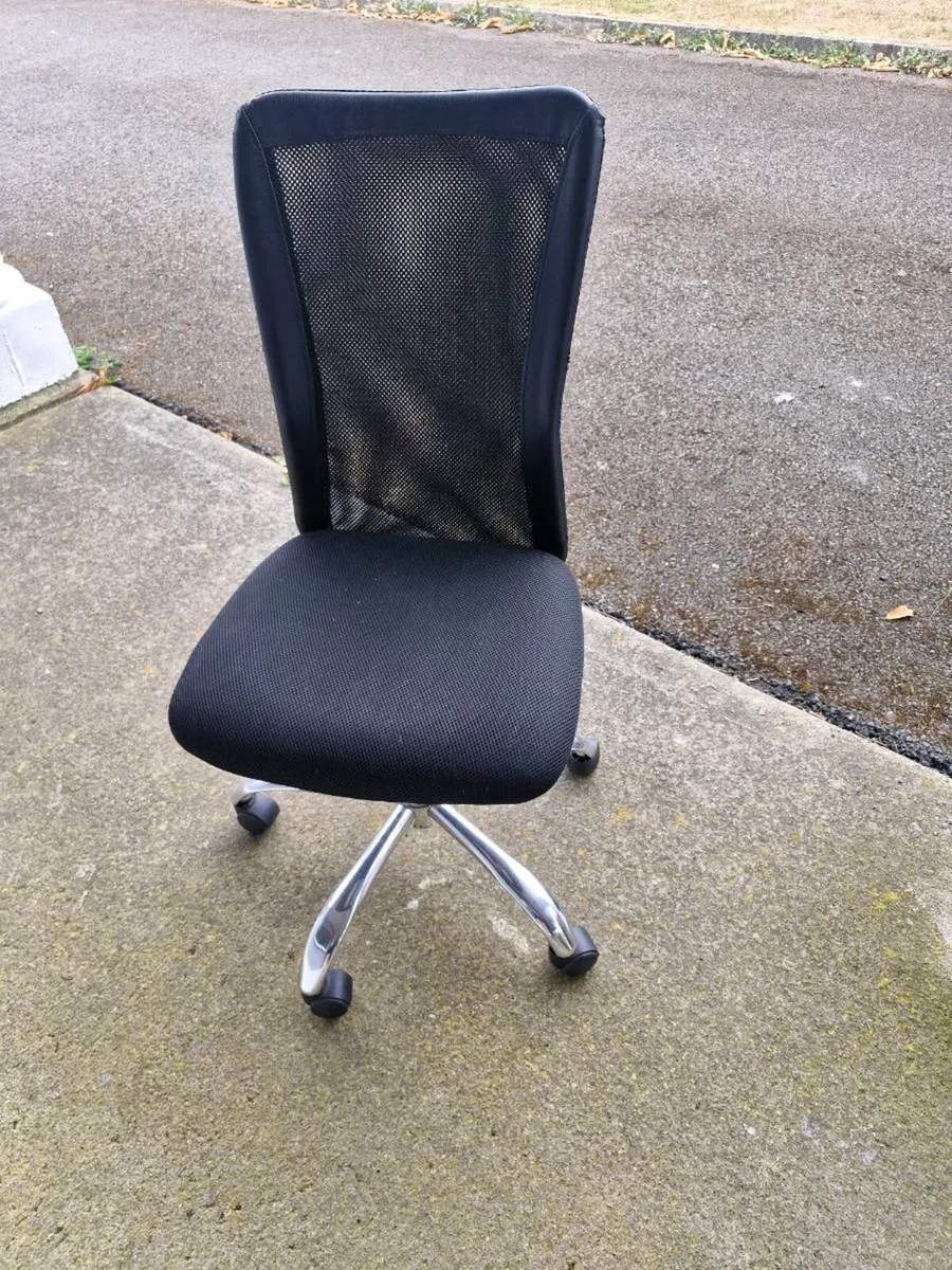 Desk and Chair - Image 4