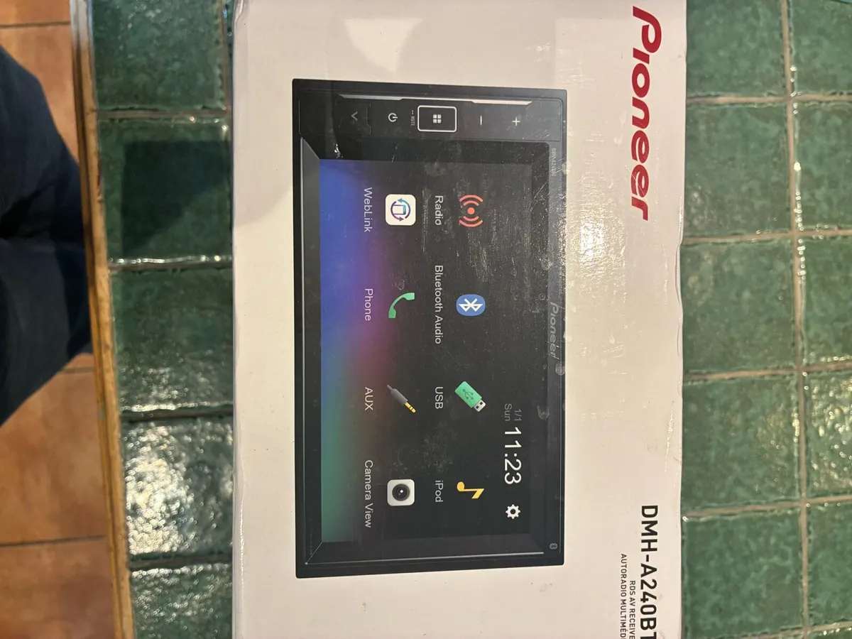 Pioneer car stereo - Image 3