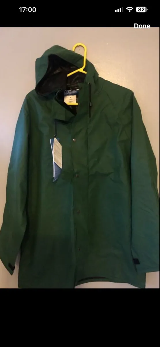 Mens BNWT rain jacket size M €15 - Image 1