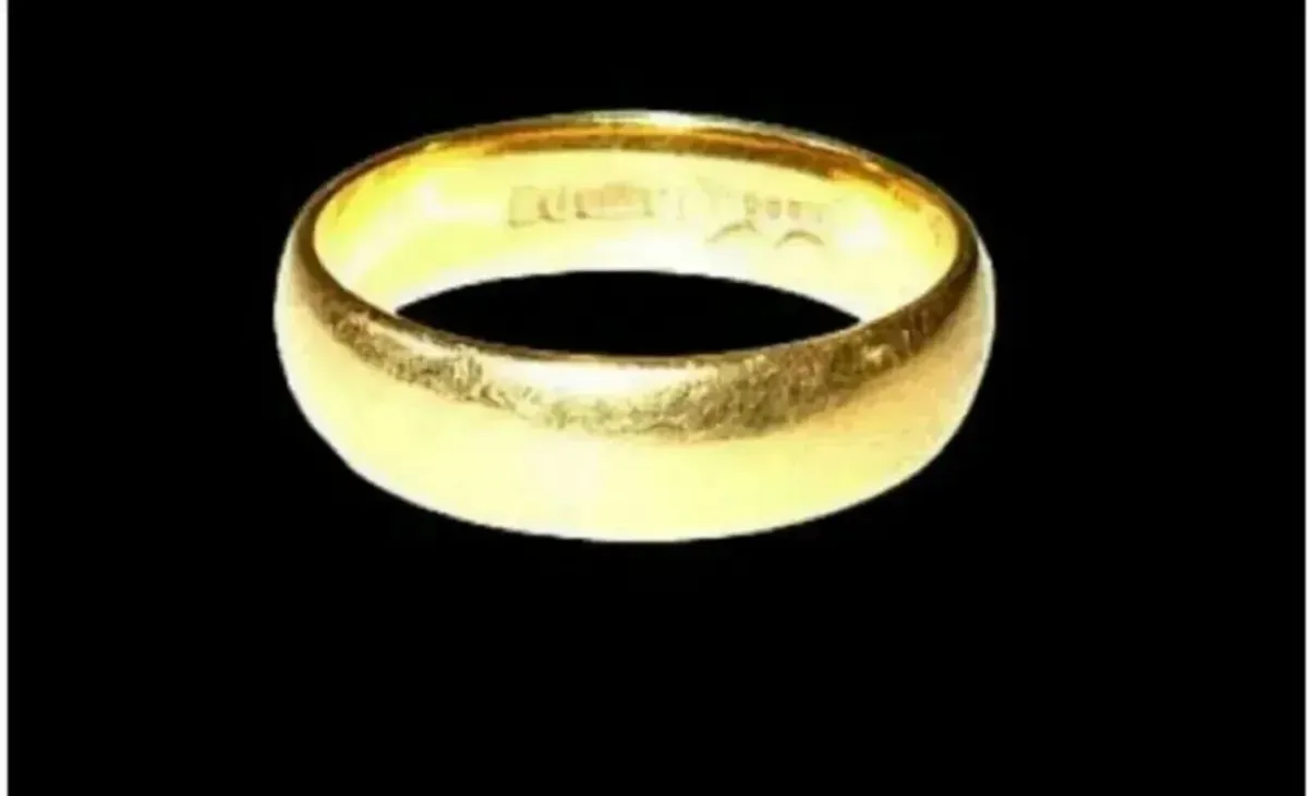 Vintage Hallmarked 18k Hallmarked Wedding Ring - Image 1