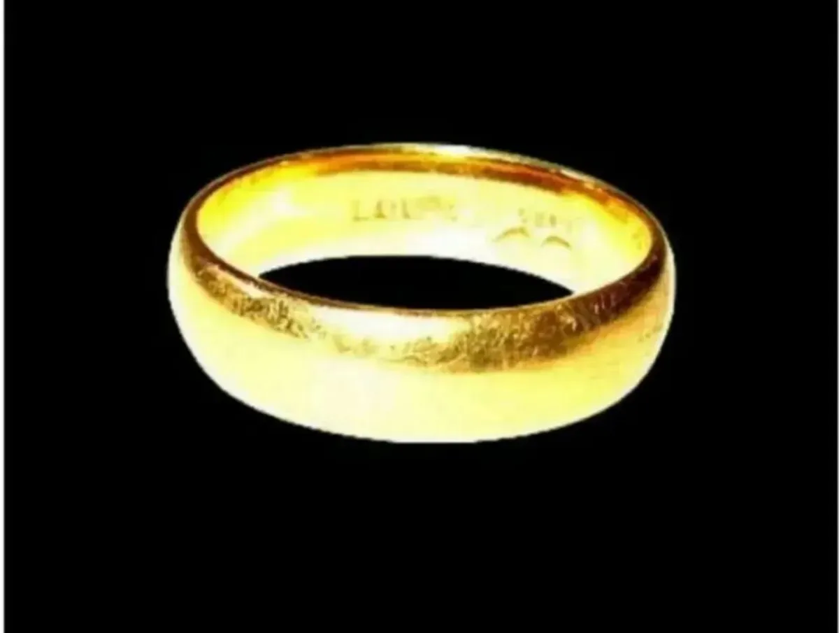 Vintage Hallmarked 18k Hallmarked Wedding Ring - Image 2