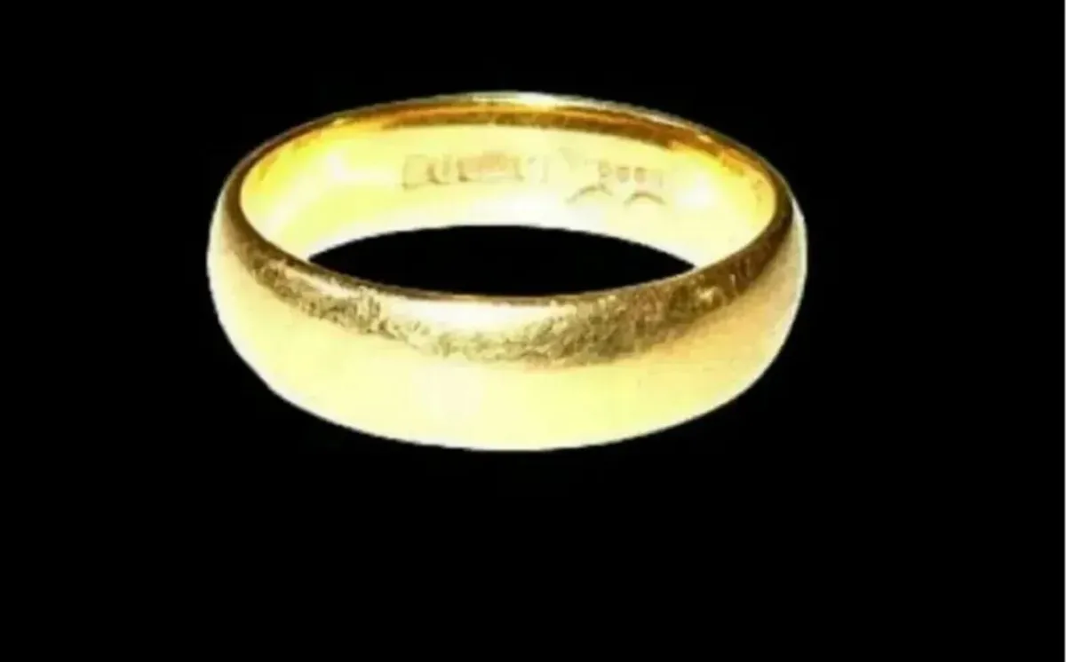 Vintage Hallmarked 18k Hallmarked Wedding Ring - Image 3