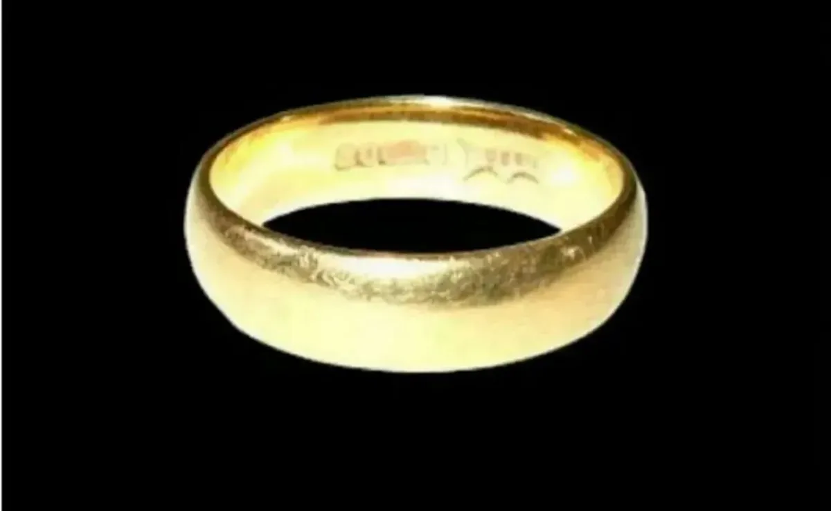 Vintage Hallmarked 18k Hallmarked Wedding Ring - Image 4