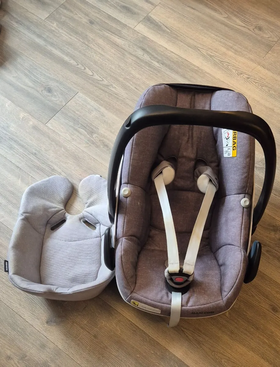 Maxi Cosi car seat - Image 1
