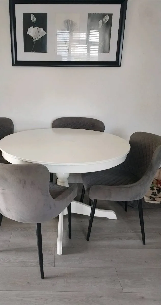 Four dinning chairs for 100Euro - Image 1