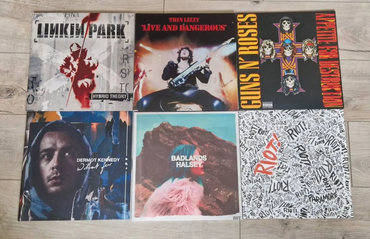 EPs and record player bundle - Image 1