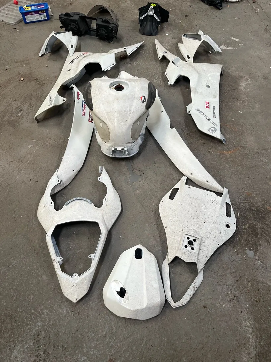 2006 R6 parts - Image 1