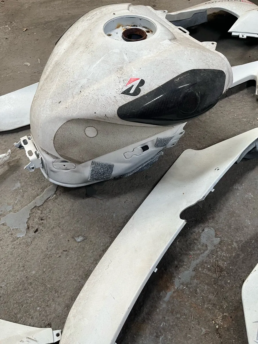 2006 R6 parts - Image 2