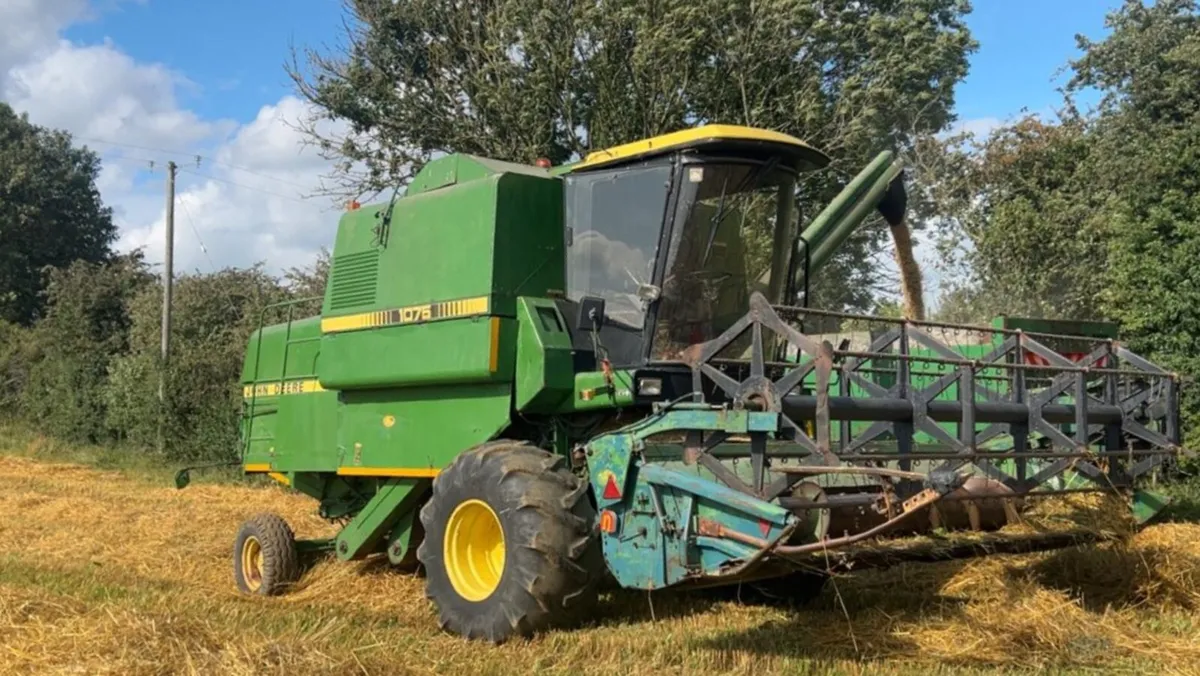 John Deere 1075 - Image 1