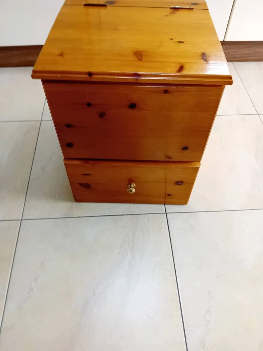 SOLID WOOD BEDSIDE CABINET LIKE NEW - Image 4