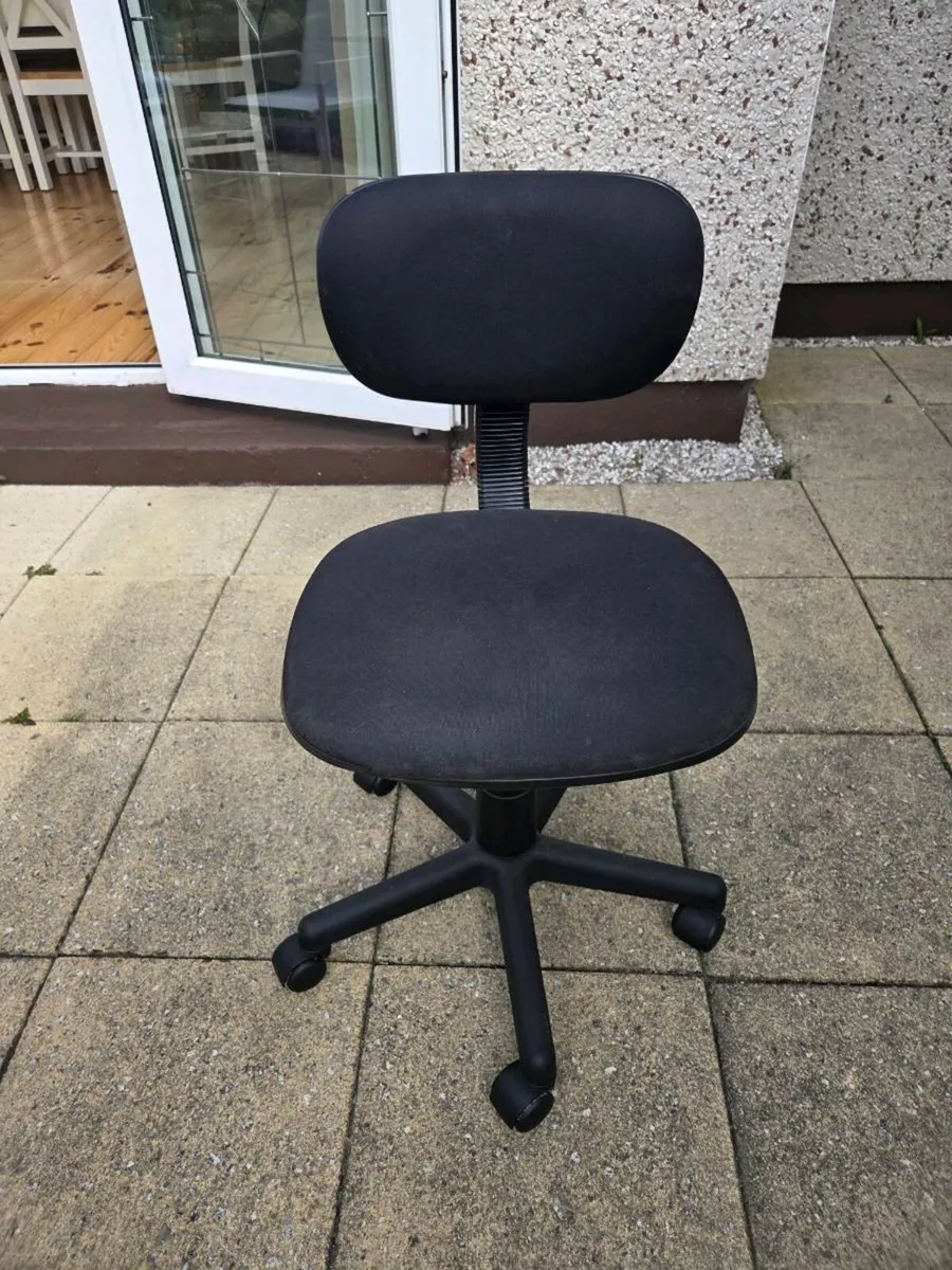 Office Desk and chair - Image 4