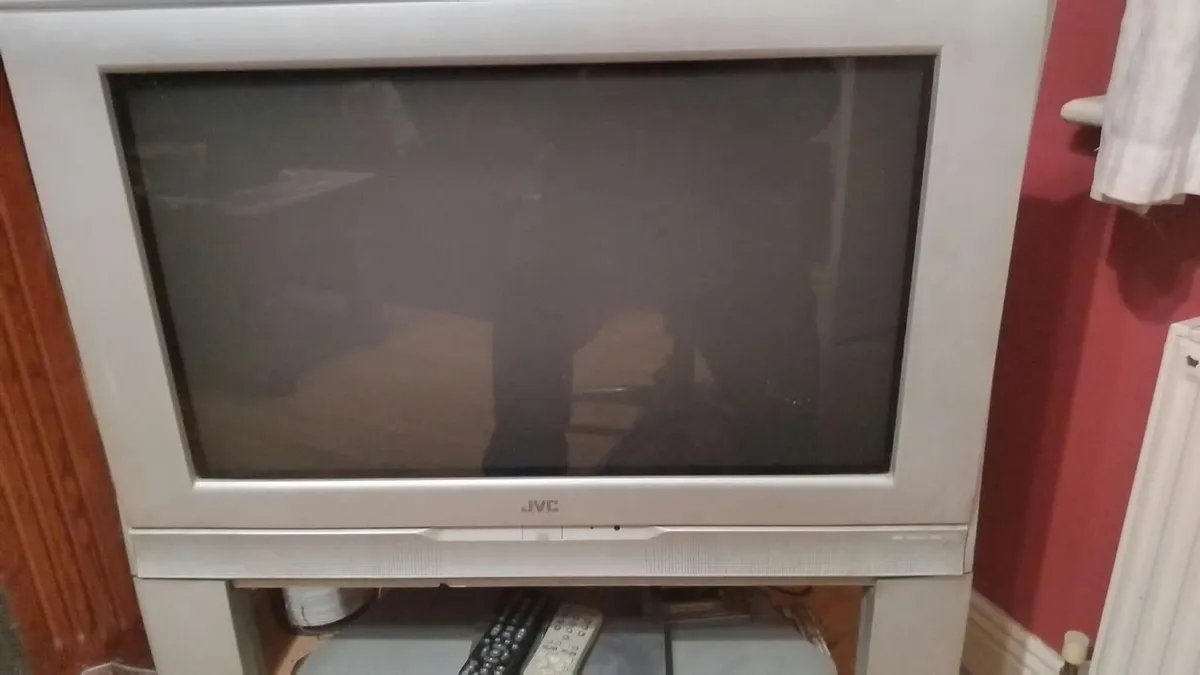 JVC 32 INCH CRT TV WIDE /FLATSCREEN - Image 1