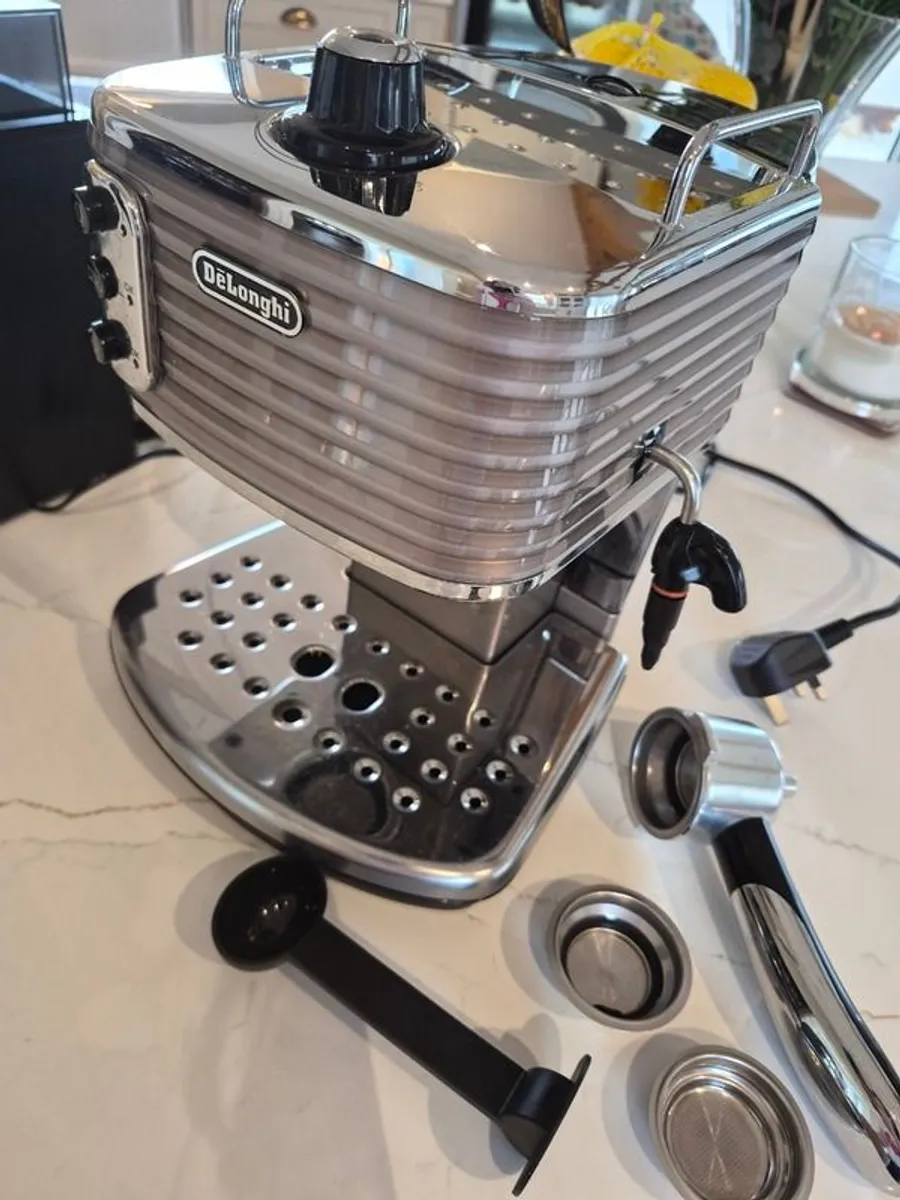 DeLonghi Scultura Espresso Coffee Machine and KG79 Grinder - Image 2