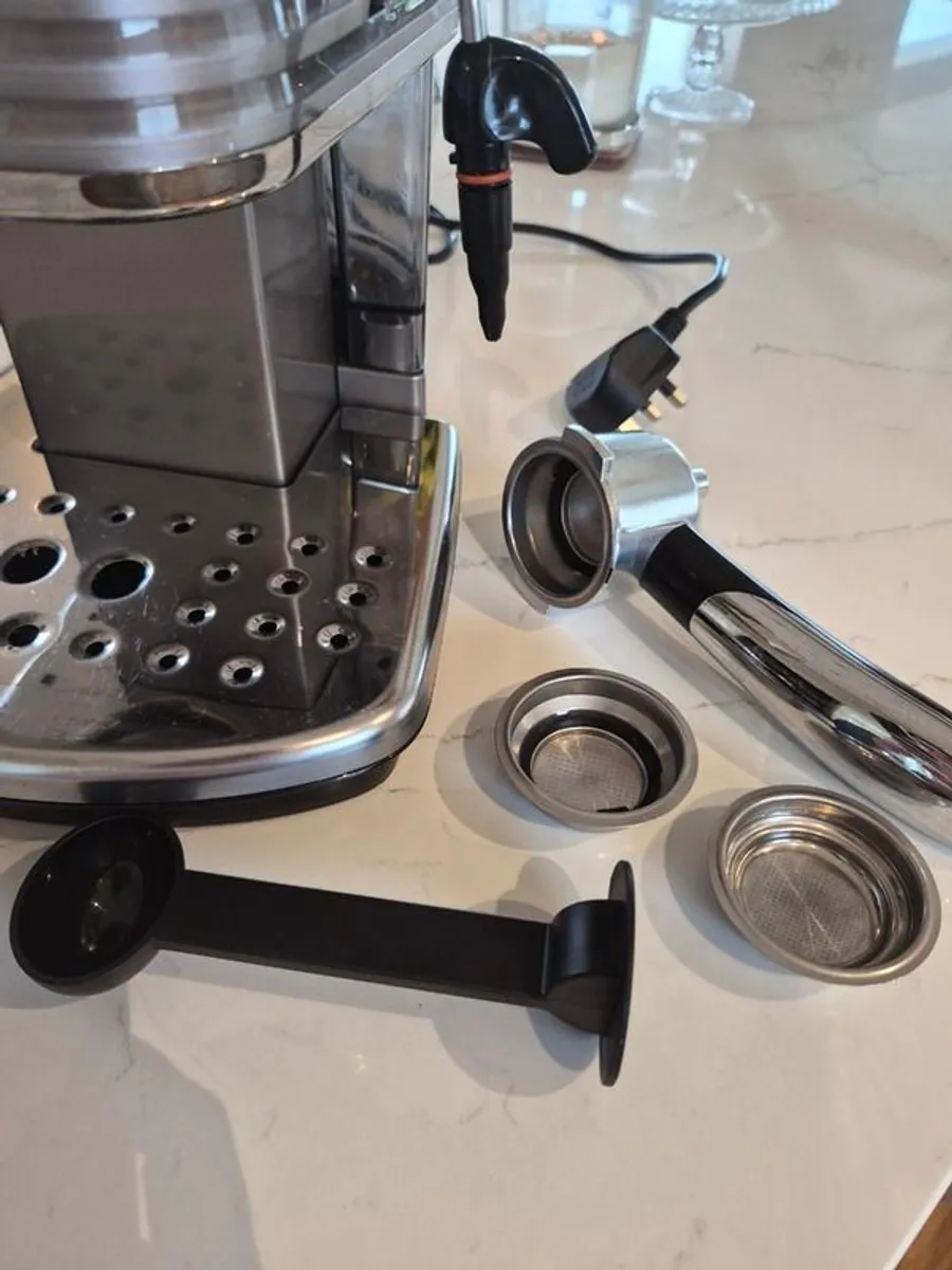 DeLonghi Scultura Espresso Coffee Machine and KG79 Grinder - Image 3