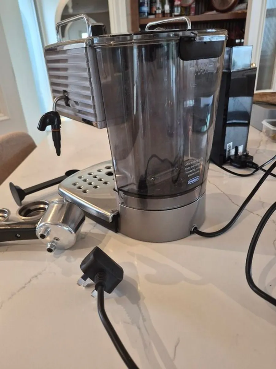 DeLonghi Scultura Espresso Coffee Machine and KG79 Grinder - Image 4