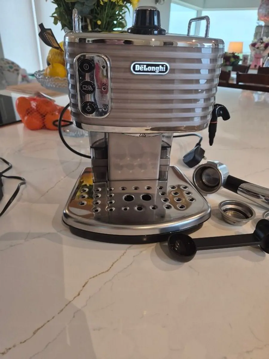 DeLonghi Scultura Espresso Coffee Machine and KG79 Grinder - Image 1