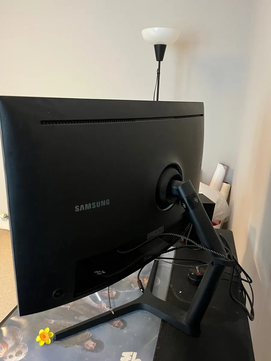 Samsung 32” Curved Gaming Monitor - Image 3