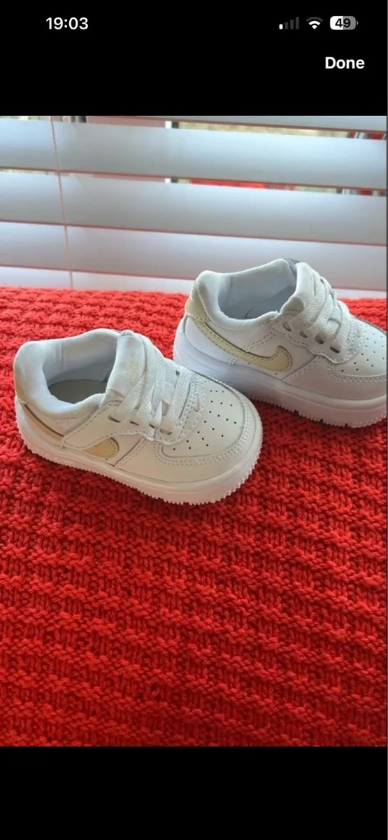 Boys / girls Nike trainers size 2.5 €20 - Image 3
