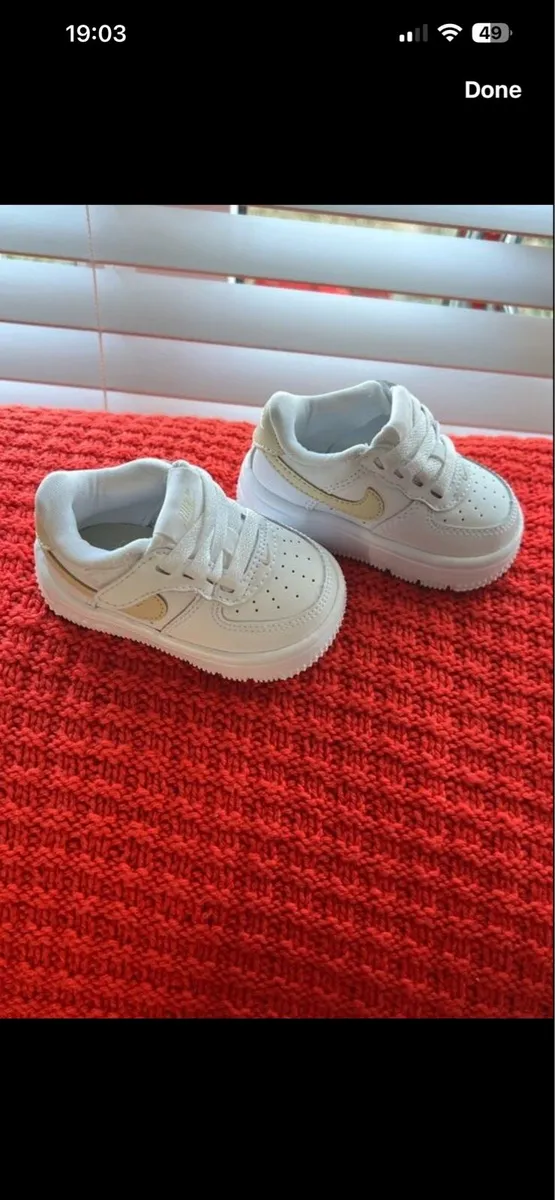 Boys / girls Nike trainers size 2.5 €20 - Image 1