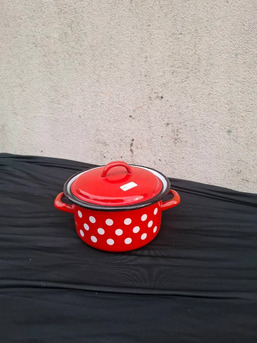 Small vintage enamel pot postage possible - Image 4