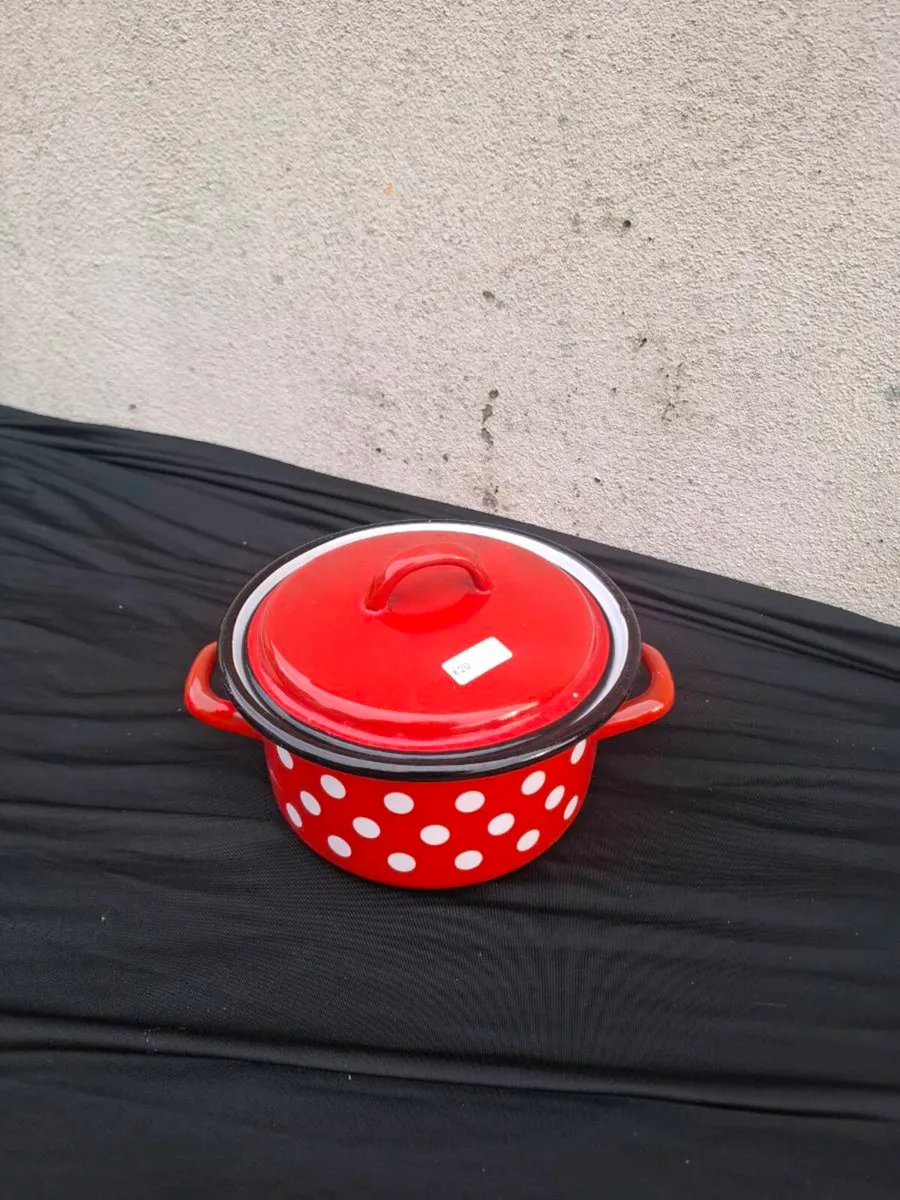 Small vintage enamel pot postage possible - Image 1