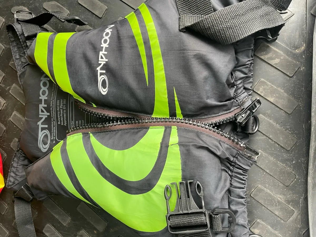 Typhoon life jacket/buoyancy aid size junior - Image 1