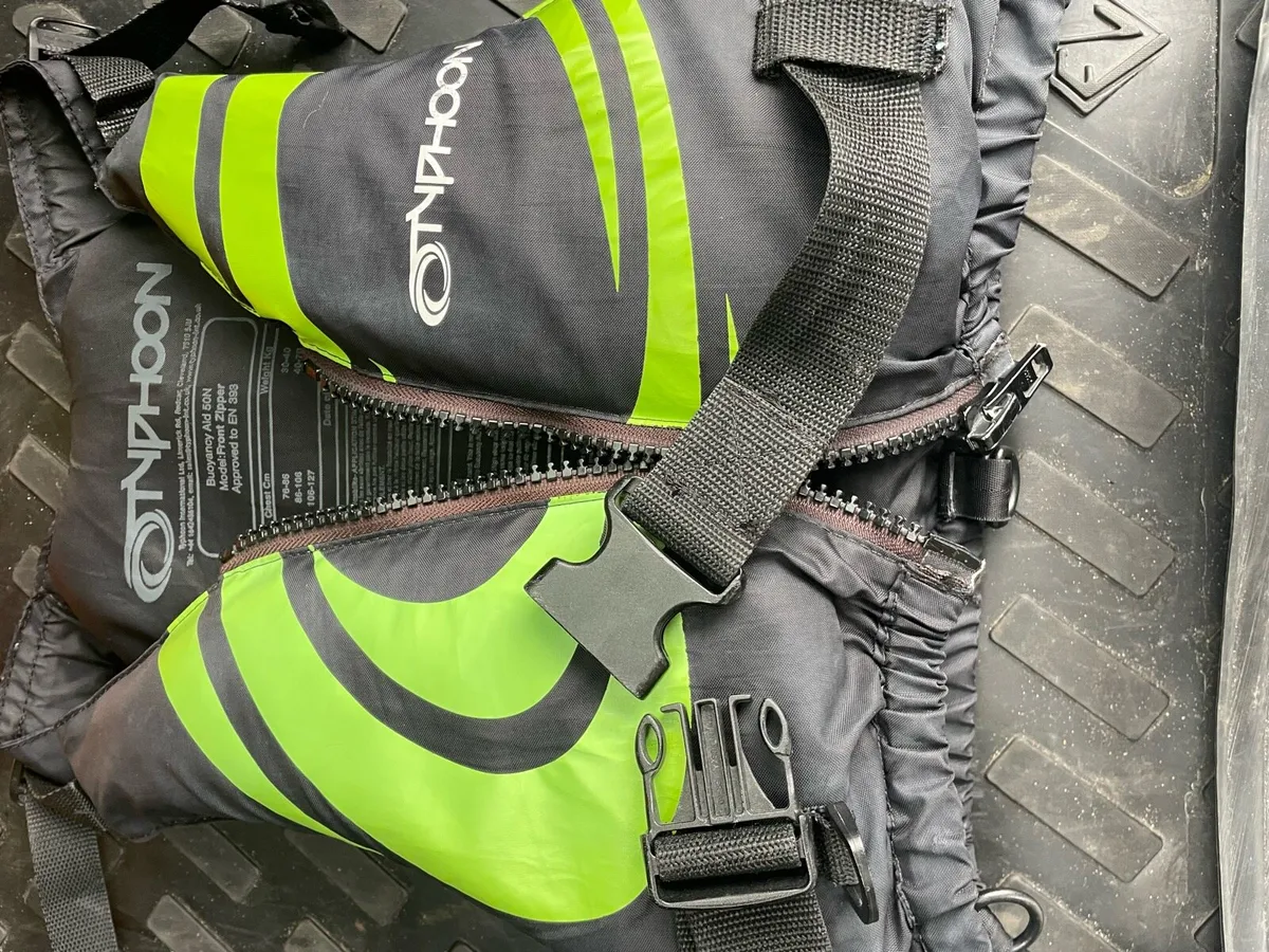Typhoon life jacket/buoyancy aid size junior - Image 2