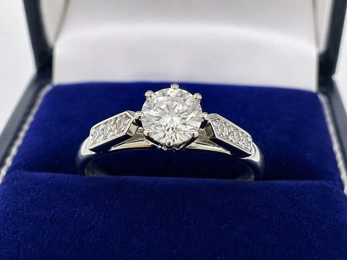 Beautiful Diamond Engagement Ring - Image 2