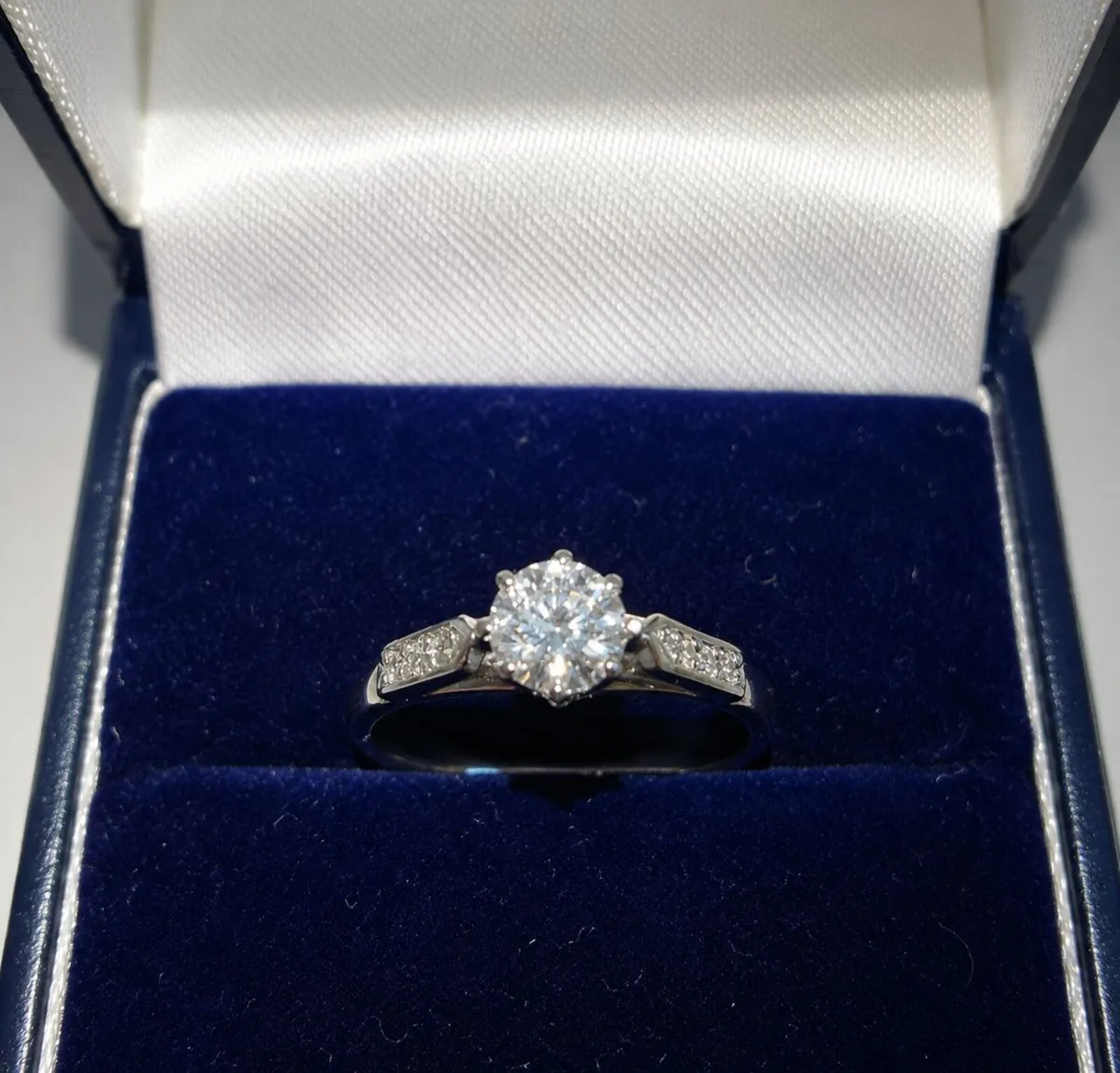 Beautiful Diamond Engagement Ring - Image 4