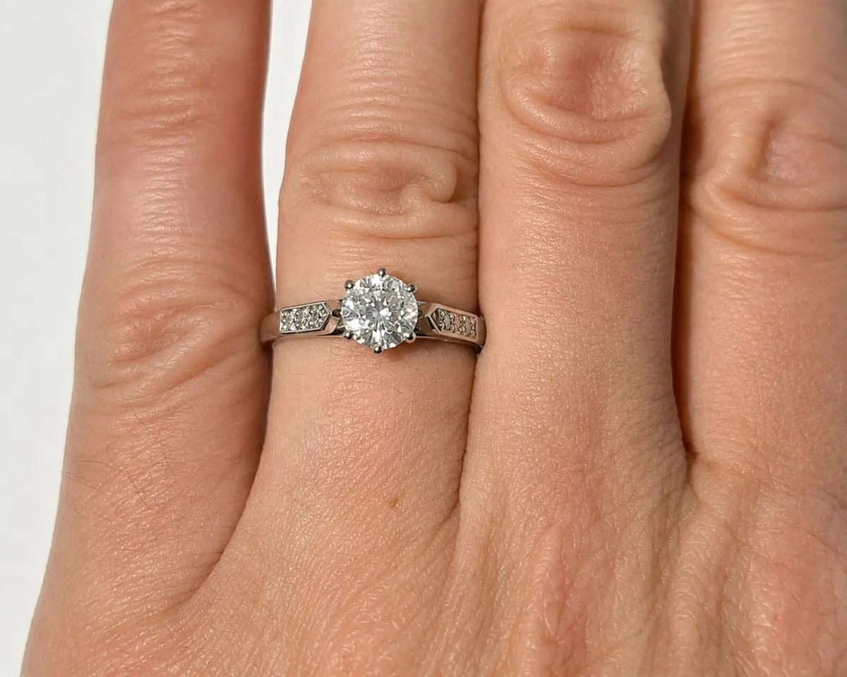 Beautiful Diamond Engagement Ring - Image 3