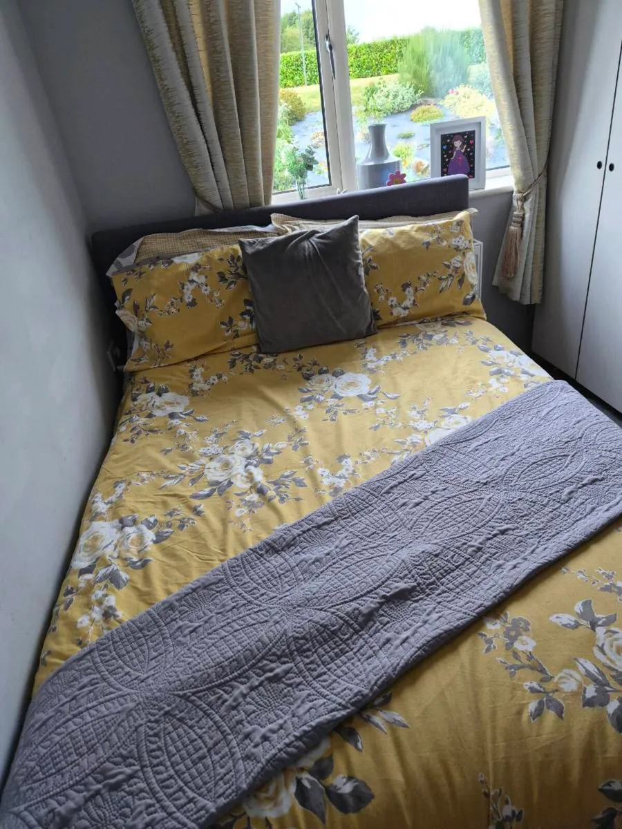 Bed and mattress - Image 1
