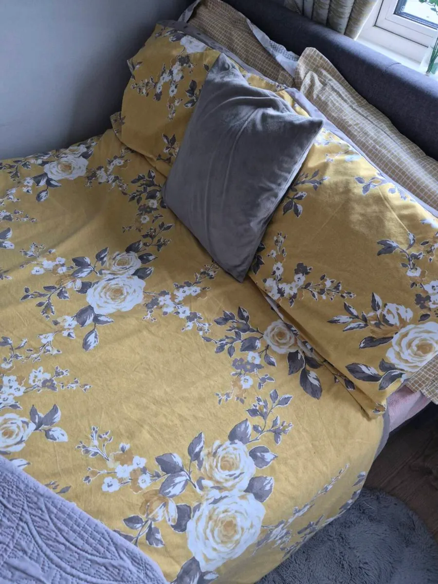 Bed and mattress - Image 2