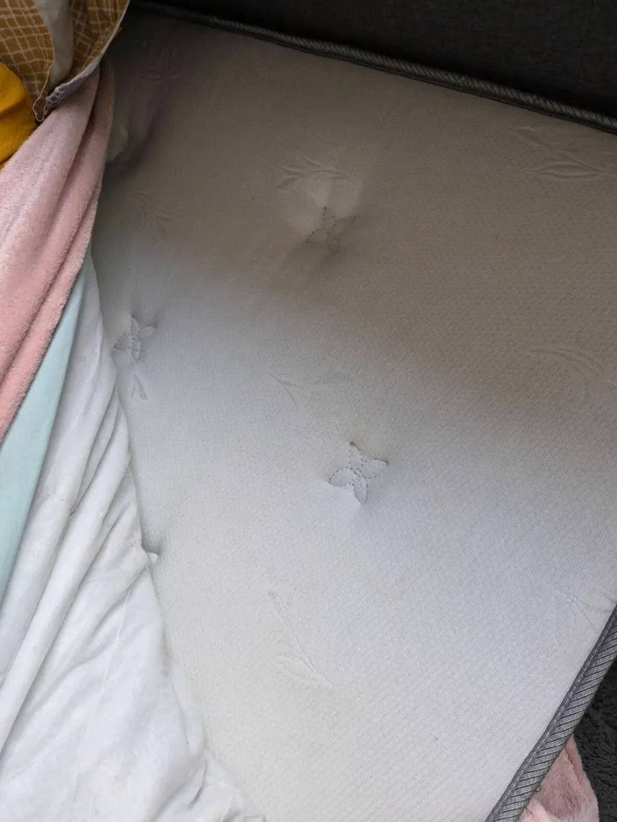 Bed and mattress - Image 3