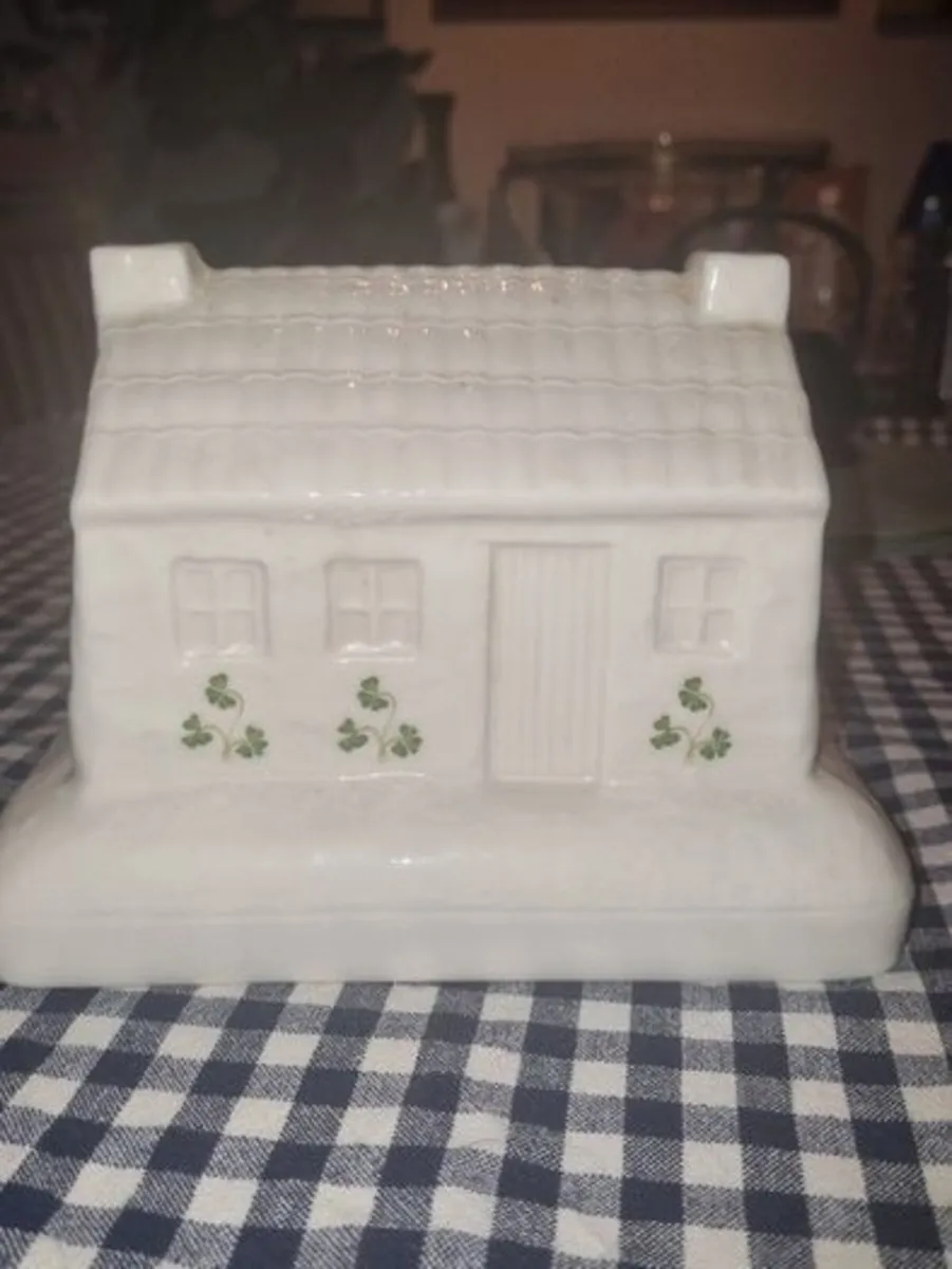 Donegal Parian China Cottage - Image 4
