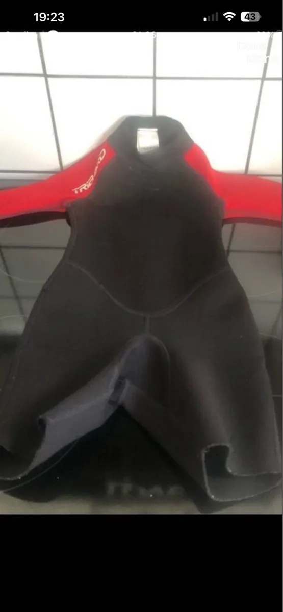 Boys wetsuit age 4 €10 - Image 1