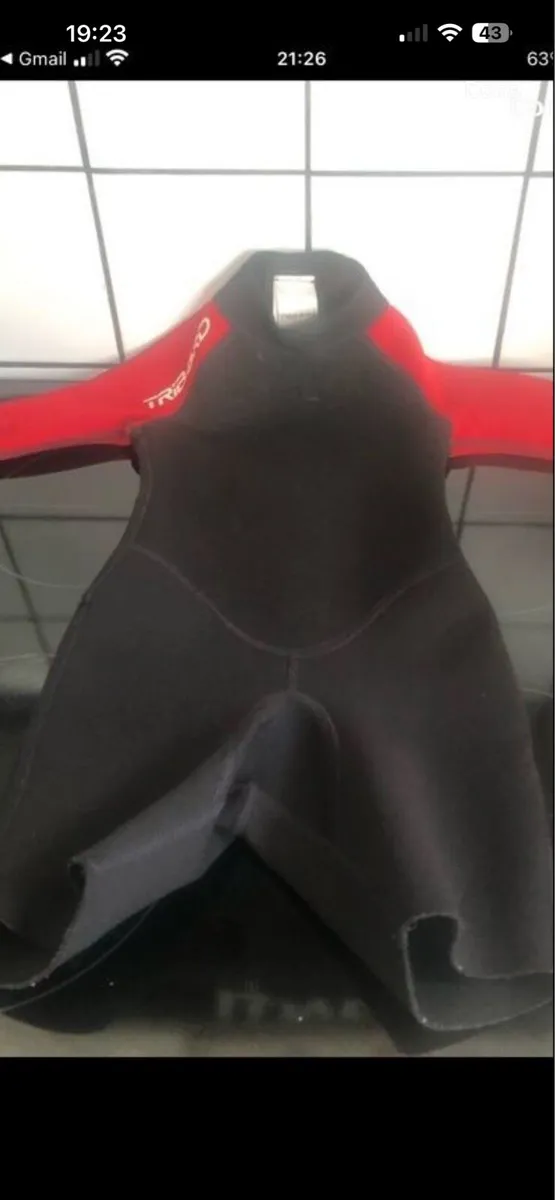 Boys wetsuit age 4 €10 - Image 3