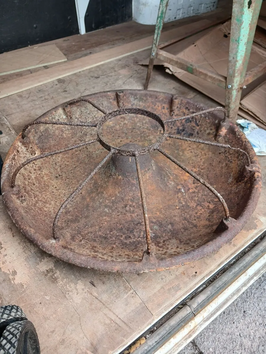 Pig trough - Image 1