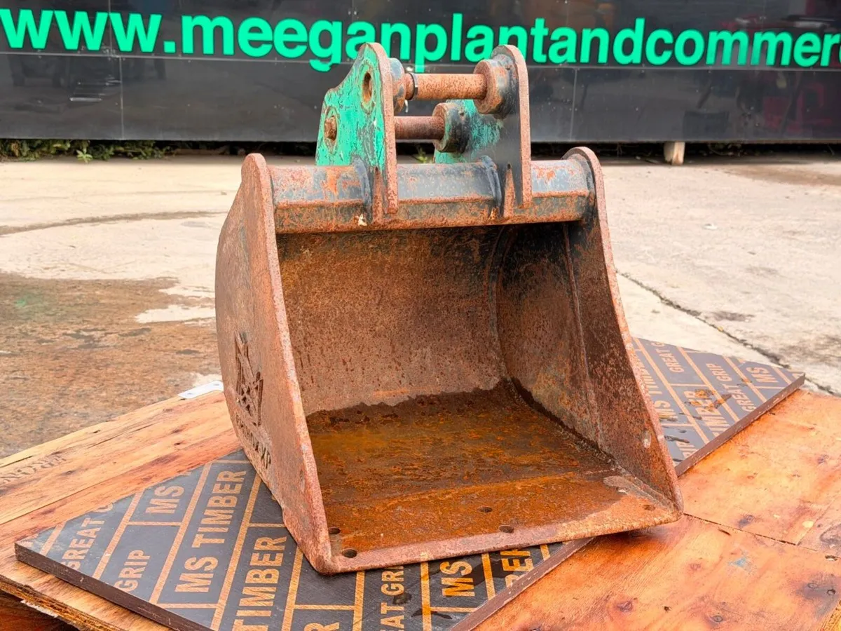 18" digging bucket ....30mm pins .....1070 - Image 2