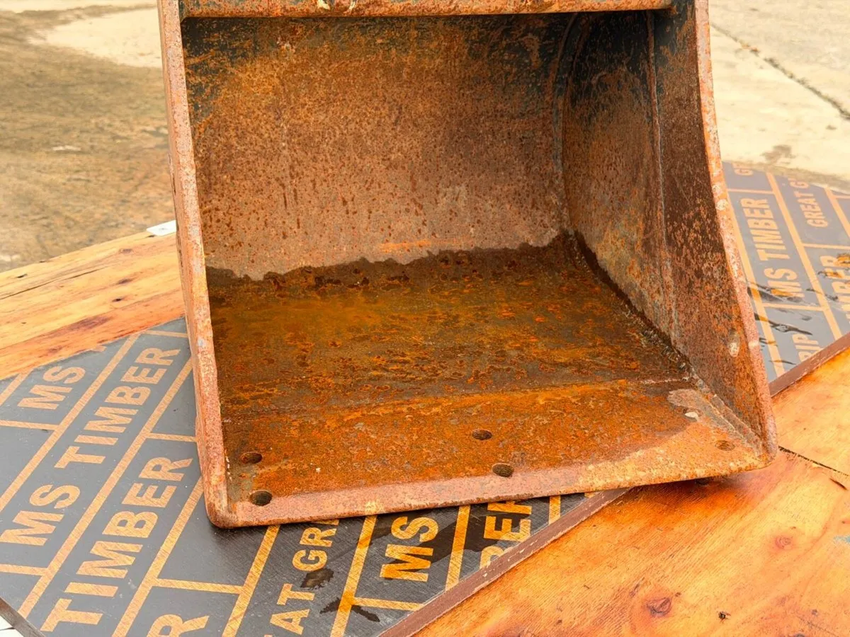 18" digging bucket ....30mm pins .....1070 - Image 3