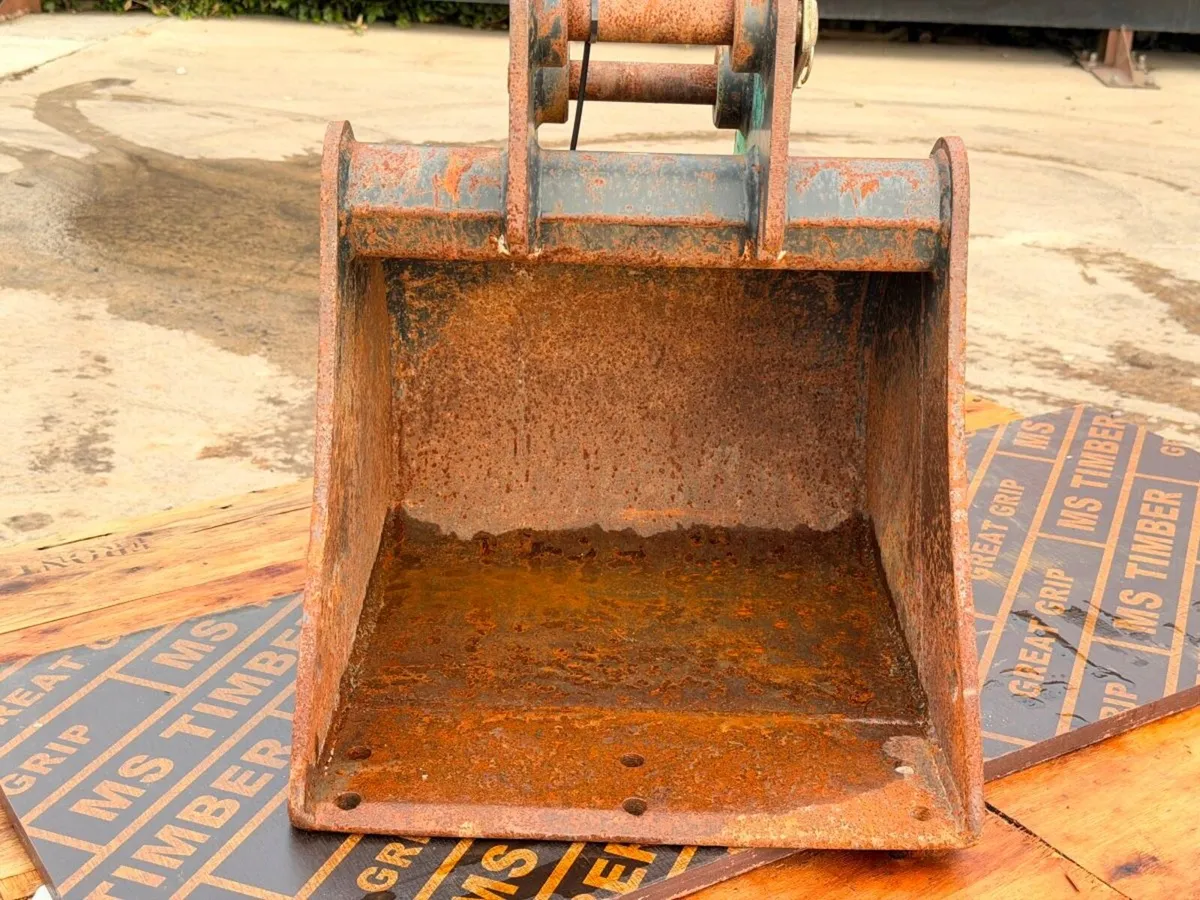 18" digging bucket ....30mm pins .....1070 - Image 4
