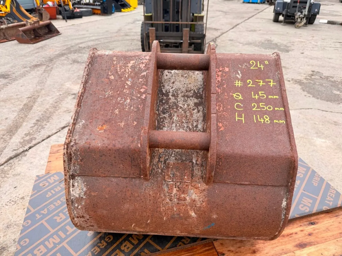 24" gummy bucket 4-6 ton ....45mm pins .....277 - Image 4