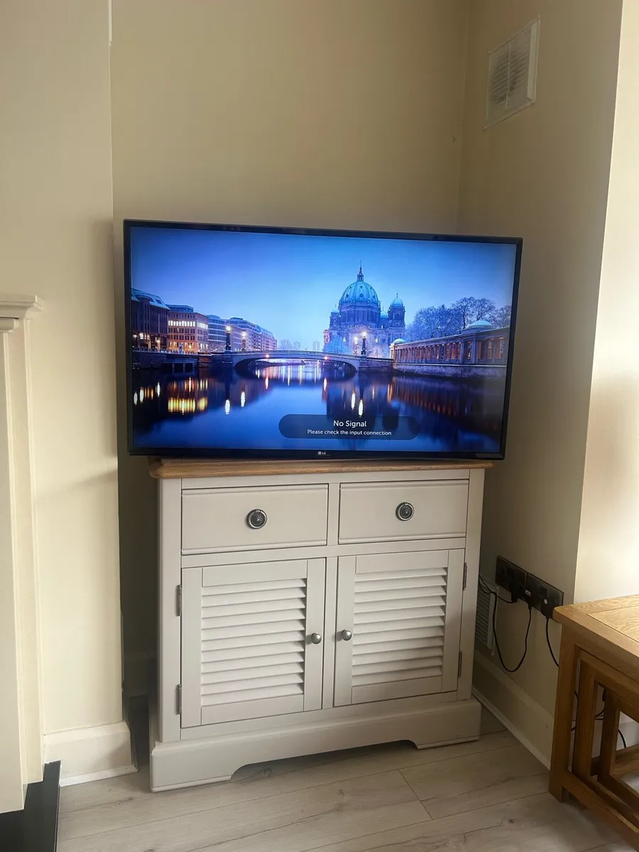 LG Smart TV 44inch - Image 2